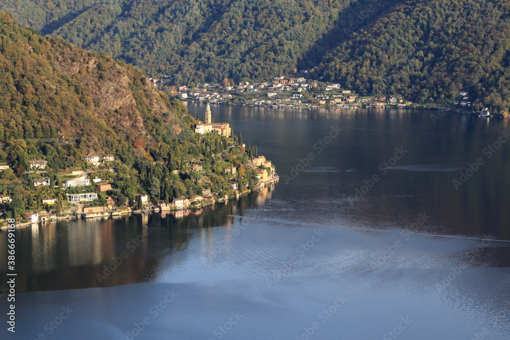 Vista di  Morcote, Svizzera, dall'alto, con panorama autunnale e lago di Lugano