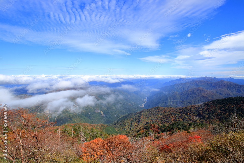 剣山　頂上ヒュッテ前からの眺望　紅葉　（徳島県）