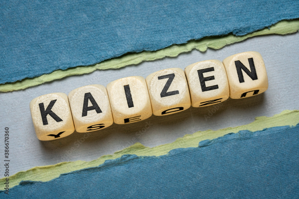 Φωτογραφία kaizen word abstract in wooden letter cubes against paper abstract in green tone