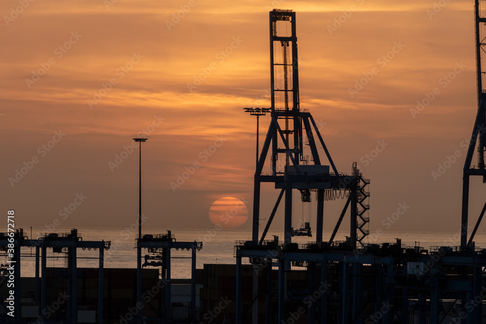 Sonnenaufgang am Industriehafen