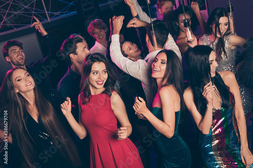 Photo portrait of funky group dancing together in nightclub