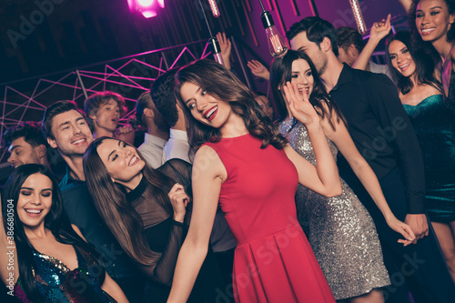 Photo portrait of cheerful young people dancing together in nightclub