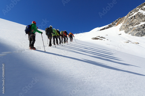 Foto Rope team mountaineering with crampons on glacier Sexegertenferner towards Sexeg