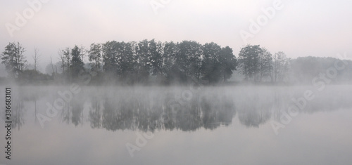 Jesienne mgły nad jeziorem