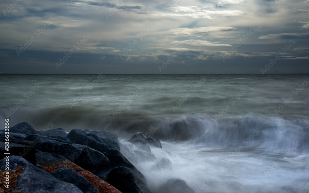 Obraz premium waves hitting rock long exposure