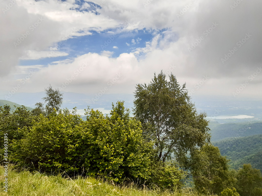 Vista panoramica dal monte Bollettone in Lombardia, viaggi e paesaggi in Italia