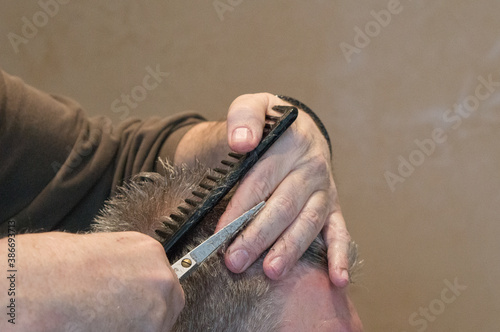 Fototapete Coupe de cheveux homme chez le coiffeur