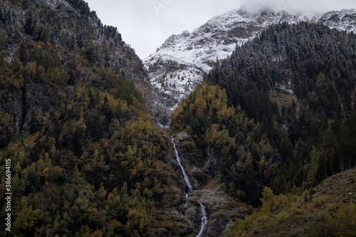 Drohnenaufnahme eines Wasserfalls im Kaunertal in Tirol