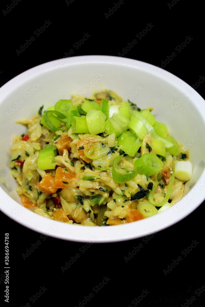 Bol de riz crémeux aux poulet et légumes Bol de riz crémeux aux poulet et légumes