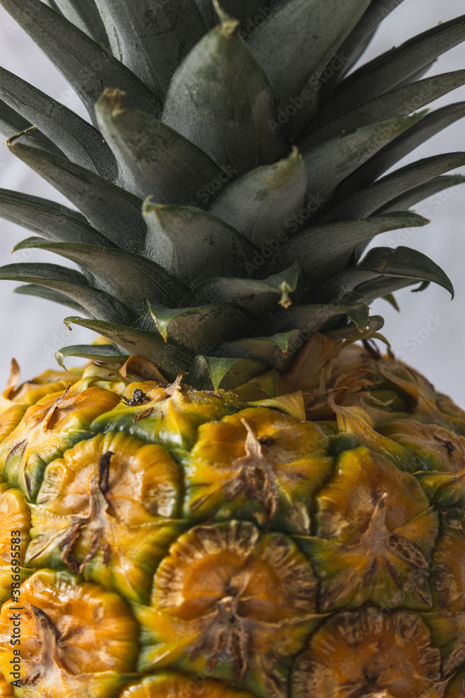 Fototapeta premium acercamiento a una piña fresca.