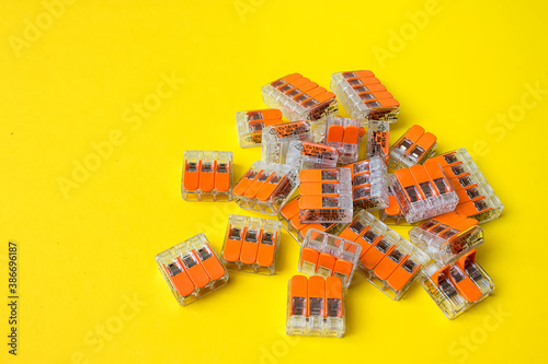 Konstfotografi Compact splicing connectors on yellow background