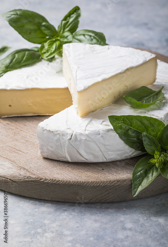 Foto Brie cheese, Camembert cheese  with herbs