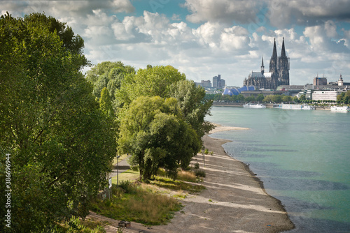 Blick über den Rhein auf den Kölner Dom photo