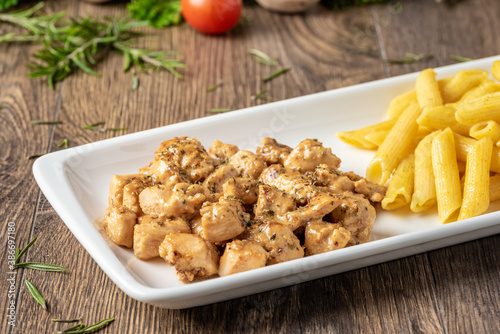 Bilde på lerret grilled cubed chicken with pasta and salad