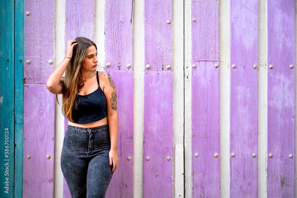Fototapeta premium woman portrait near the colorful background