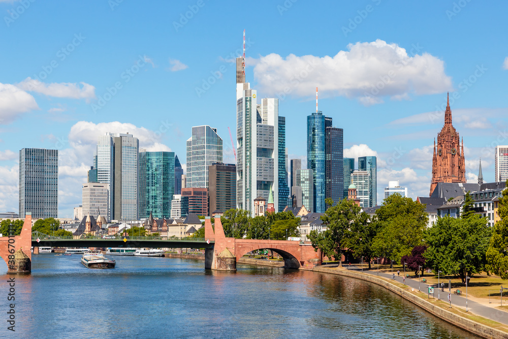 Frankfurt am Main, Ansicht von der Ignatz-Bubis-Brücke. 07.07.2020. Frankfurt am Main, Ansicht von der Ignatz-Bubis-Brücke. 07.07.2020.