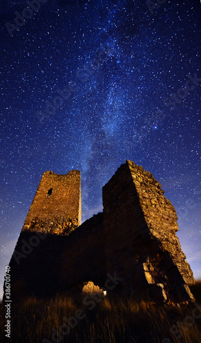 castillo con la via lactea de fondo