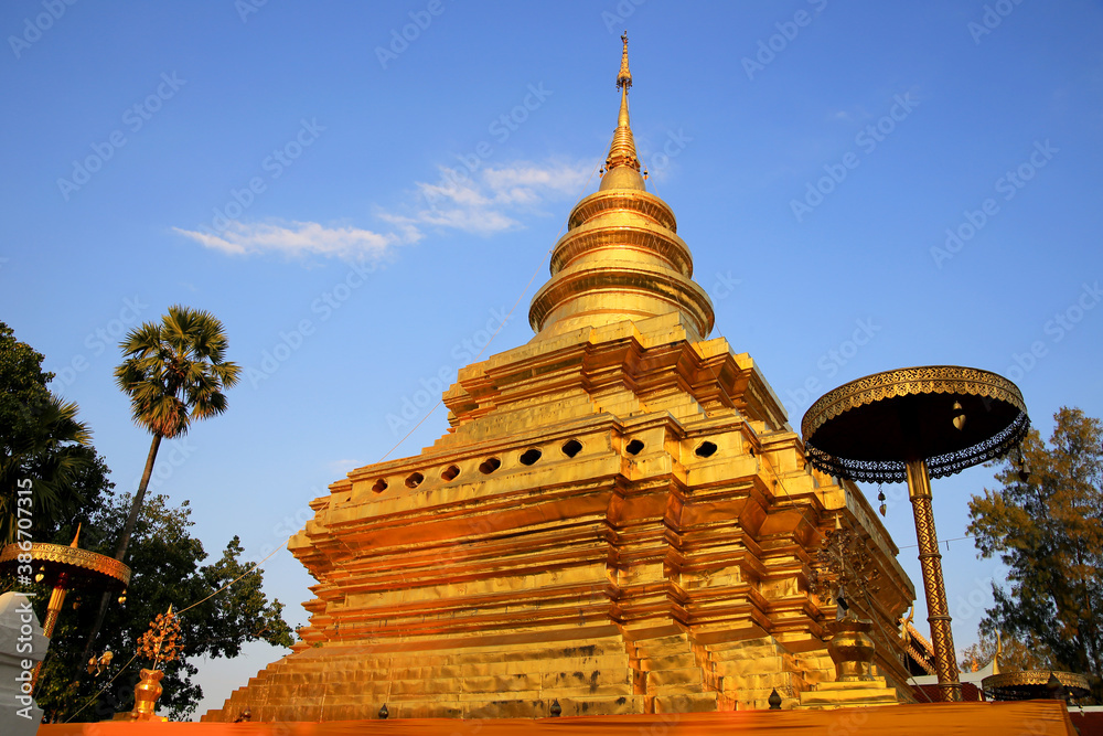 Fototapeta premium Wat Phra That Si Chom Thong in Chiang mai / Thailand