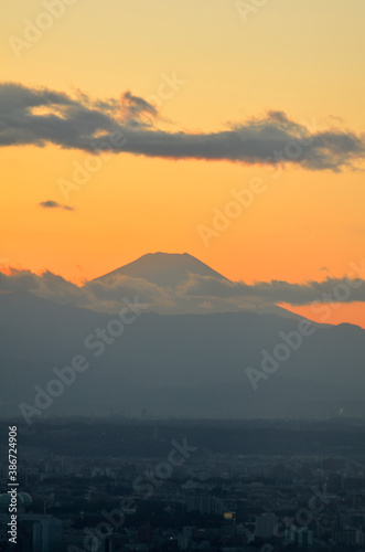 富士山の見える東京の夕焼け © Paylessimages