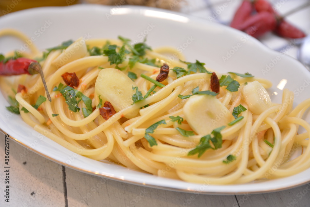 spaghetti aglio olio e peperoncino piatto tipico semplice italiano