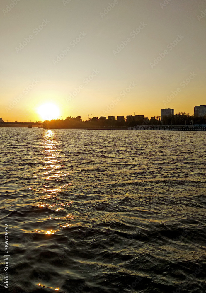 Naklejka premium Evening and Sunset river. sunset on the waterfront