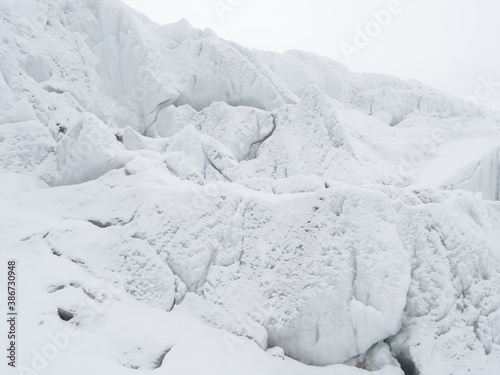 Eisbruch im Gletscher, weiße Strukturen