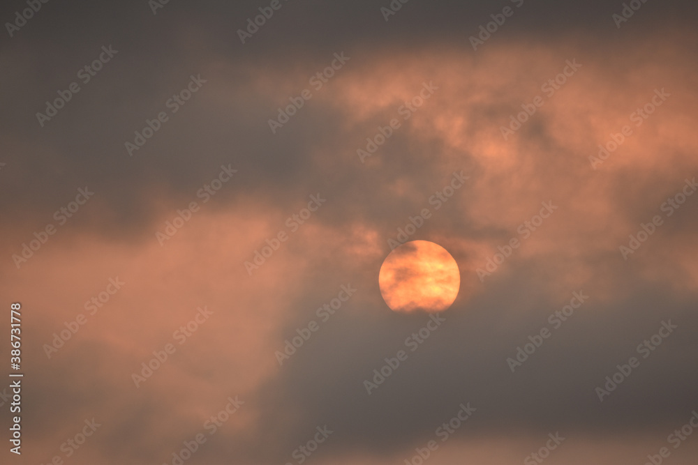 Obraz premium sol brillante tras atardecer rosa y violeta