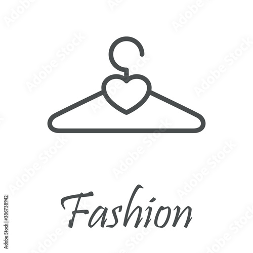 Tienda de ropa. Logotipo lineal texto Fashion con corazón en percha gris