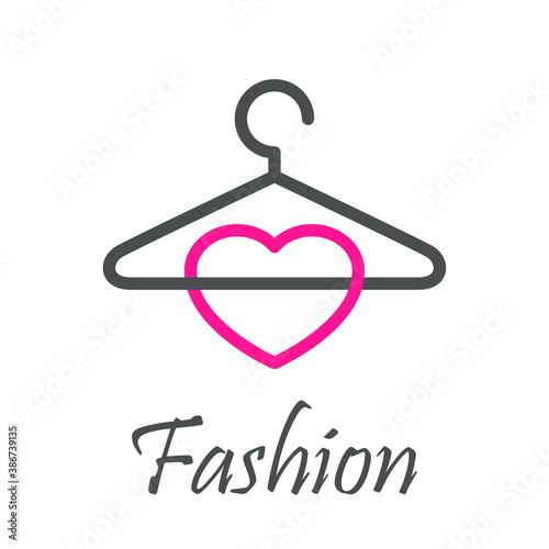 Tienda de ropa. Logotipo lineal texto Fashion con corazón rosa enlazado en percha gris