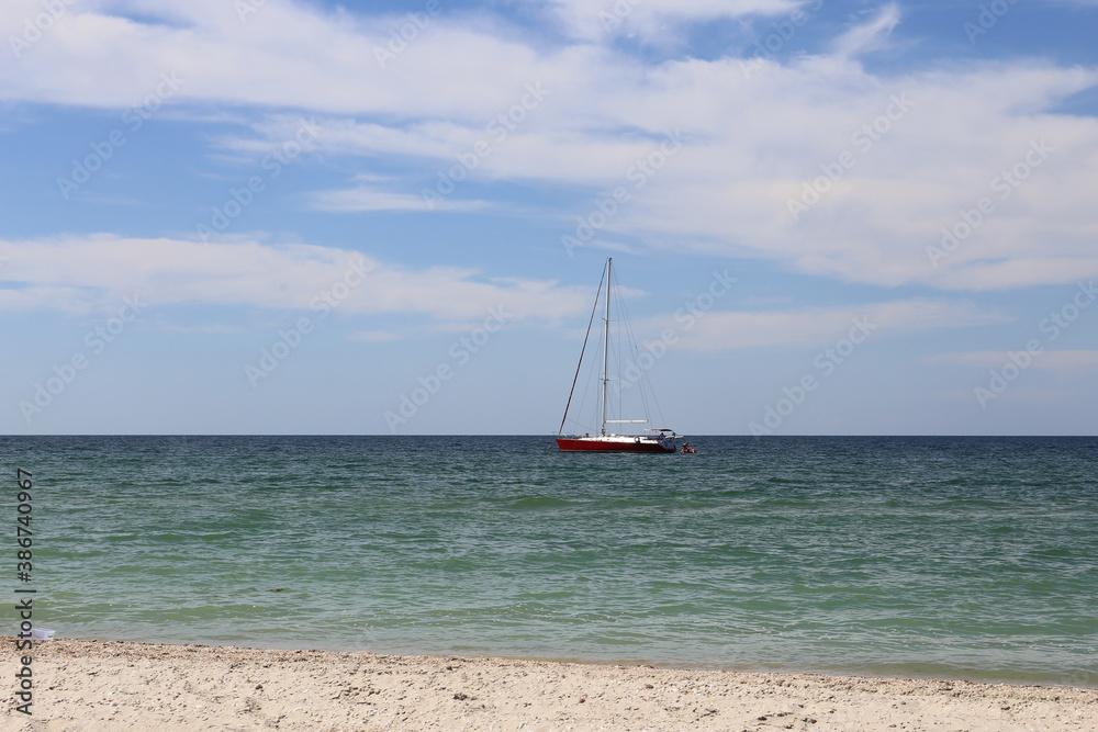 Obraz premium red yacht in the sea during the vacation