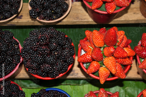 Plato con fresas y moras.