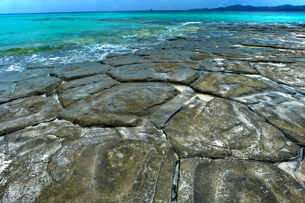 畳石とエメラルドグリーンの海 畳石とエメラルドグリーンの海