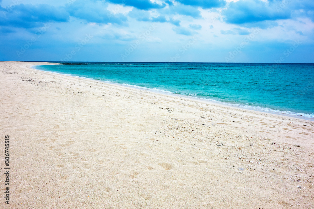 白い浜がｴﾒﾗﾙﾄﾞｸﾞﾘｰﾝの海に浮かぶ、はての浜