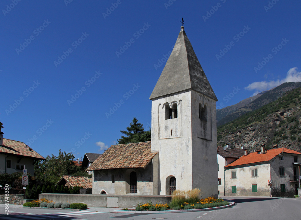 la chiesa romanica di San Nicolò a Laces (Alto Adige), dal massiccio e tozzo campanile