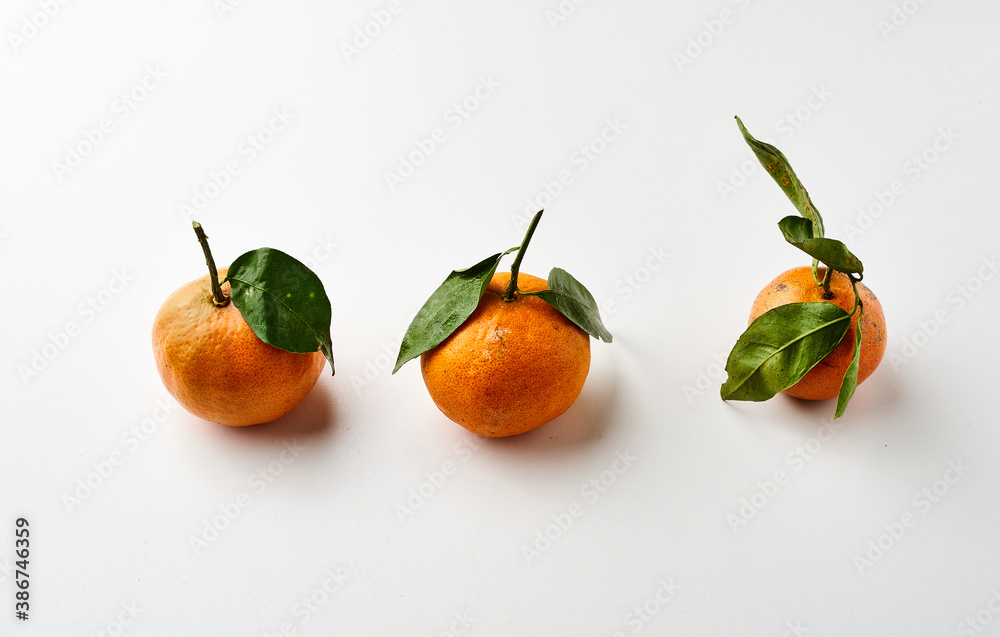 Mandarinas muy frescas con hojas Mandarinas muy frescas con hojas