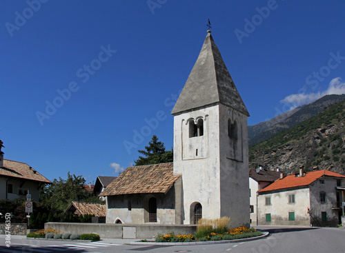 la chiesa romanica di San Nicolò a Laces (Alto Adige), dal massiccio e tozzo campanile © gabriffaldi