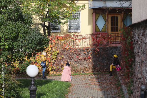 Fototapeta Naklejka Na Ścianę i Meble -  Quiet streets of the old part of Minsk city, Republic of Belarus. Autumn and rest concept.