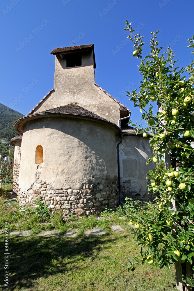 Fototapeta premium la chiesa romanica di San Vigilio a Morter; Alto Adige