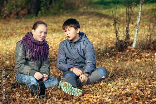 A couple of teenagers meet romantically outdoors. © De Visu