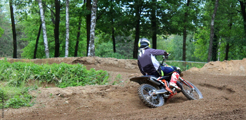 Gara di Motocross - pericolo e divertimento Gara di Motocross - pericolo e divertimento