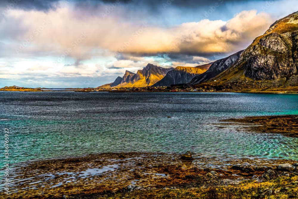 Wyspa Flakstadøya nalerząca do Archipelagu Lofoty w okręgu Nordland w Norwegii	