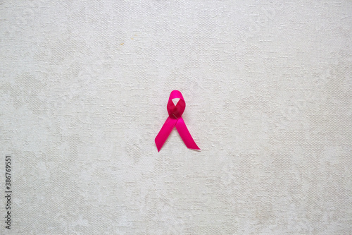 Día Mundial de la Lucha contra el Cáncer de Mama, tiempo de cuidarse, mujeres cuidandose,  Chica sostiene lazo en la campaña contra el cancer photo