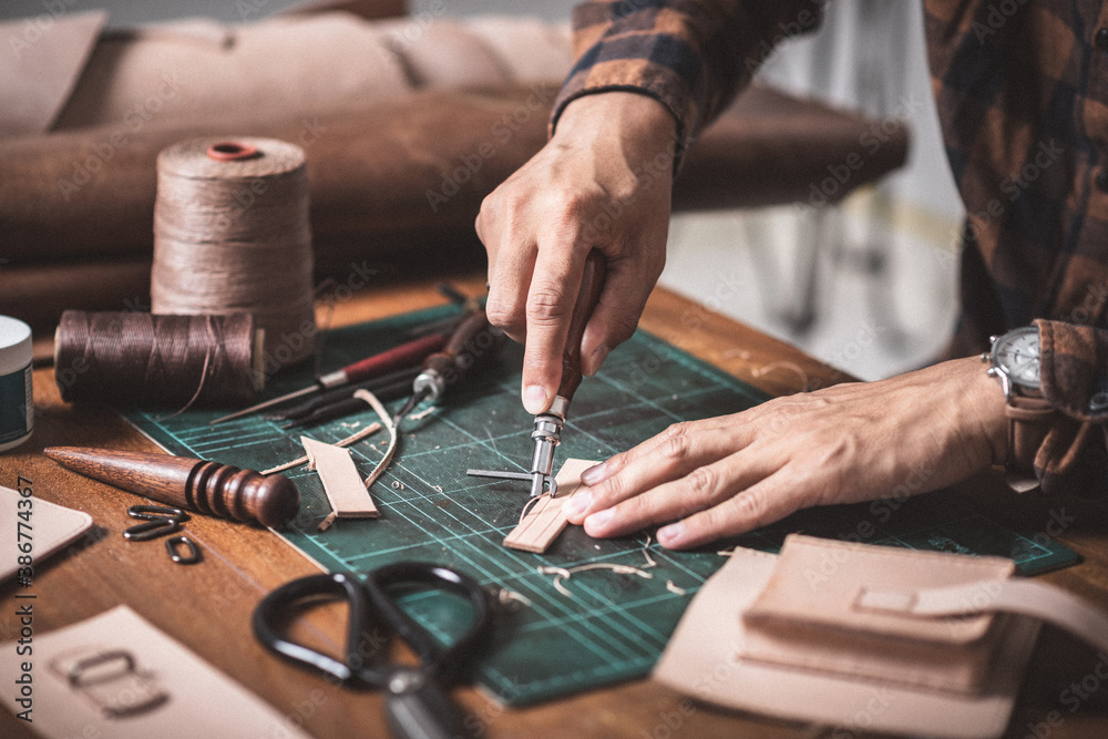 Obraz premium Man working with leather