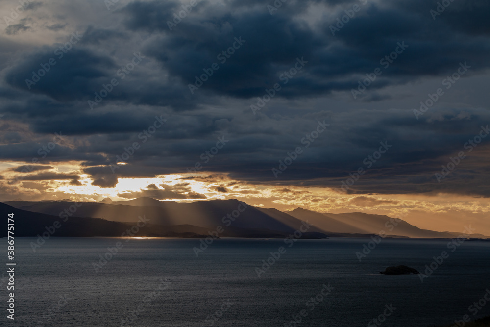 Vista del puesta del sol en el estrecho Beagl. Las nubes contrastas y alumbradas por el sol.	

