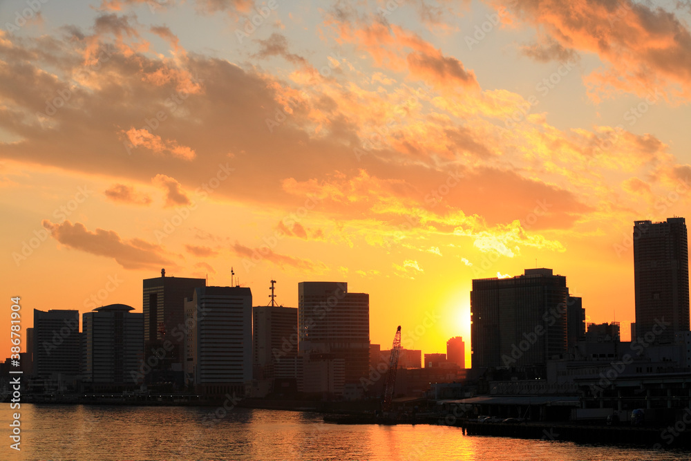 Fototapeta premium 夕焼け空とビル群