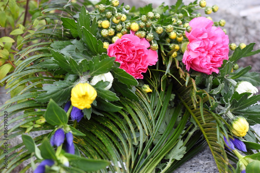 Obraz premium Flowers and bouquets for visiting the grave. A seasonal event in Japan called Obon and Higan.
