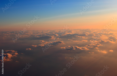 機上から見た空と雲