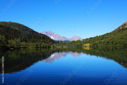 Fototapeta Naklejka Na Ścianę i Meble -  A clear blue lake with a special ecology located in the mountains and surrounded by forest. Caucasus, lake Kardyvach