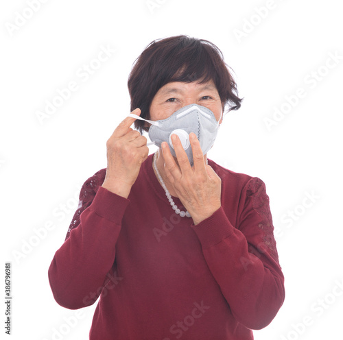 Middle-aged women wear N95 masks correctly
