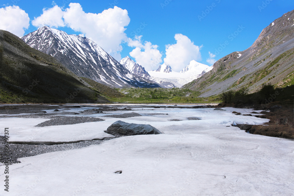Obraz premium Sophia Glacier, located on the South Chui ridge of the Altai Mountains, in the southeast of the Altai Republic in the Kosh-Agach region